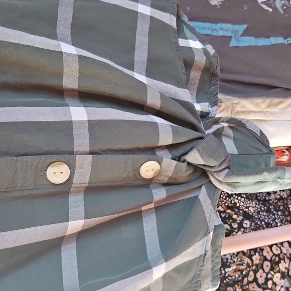 Universal Threads - Picture 4 of 4